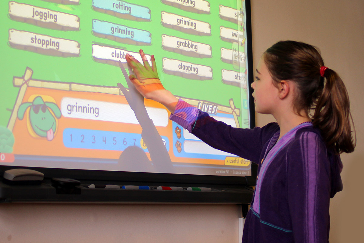 Интерактивные игры по английскому языку. Интерактивная сенсорная доска "Whiteboard 86”. Интерактивный урок. Интерактивные игры для дошкольников. Мультимедиа на уроке.